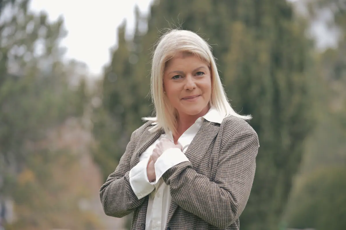 Thérapeute Genève — femme souriante, accueillante, regard doux